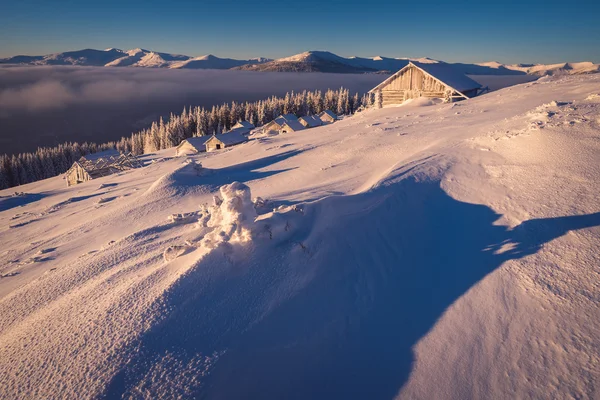 Winterlandschaft im Bergdorf — Stockfoto