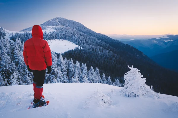 Tourist in Schneeschuhen in den Bergen — Stockfoto