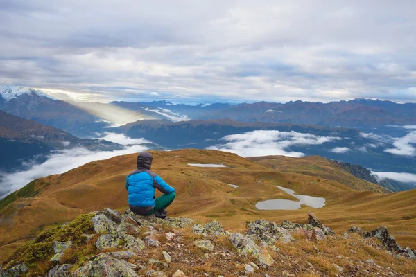 Touristen in den Bergen — Stockfoto