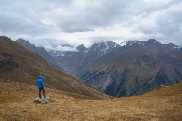 Touristen in den Bergen — Stockfoto