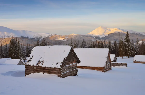 Зима в горной деревне — стоковое фото