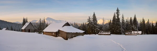 Kış panorama. Ahşap evler çoban kar altında. Sabah — Stok fotoğraf