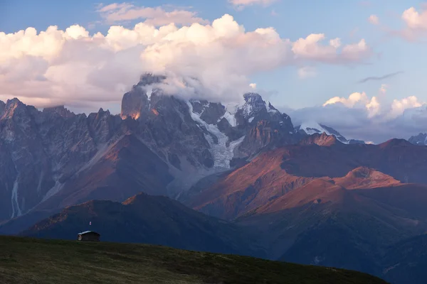 Mount Ushba i molnen — Stockfoto