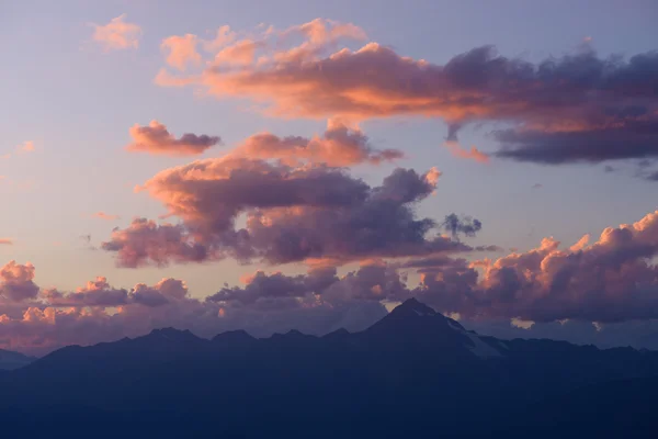 山の中の夕日 — ストック写真