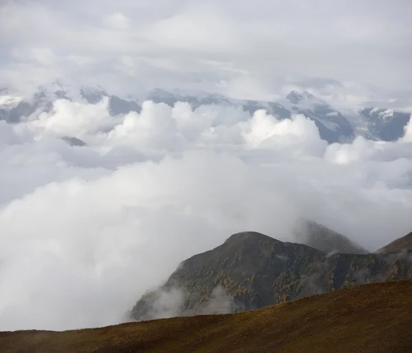 Wolken in den Bergen — Stockfoto