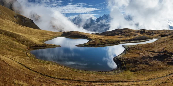 Panorama de montaña con lago —  Fotos de Stock