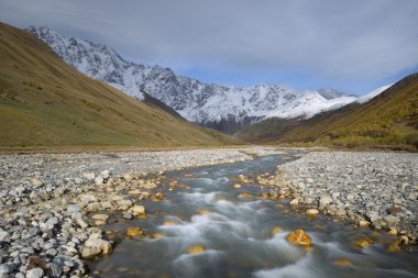 Gürcistan'daki bir dağ nehir ile manzara