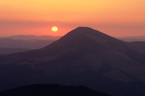 Zonsopgang in de bergen — Stockfoto