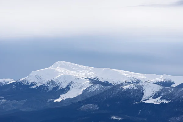 Dağın tepesinde kar altında — Stok fotoğraf