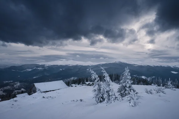 Slecht weer in de bergen in de winter — Stockfoto