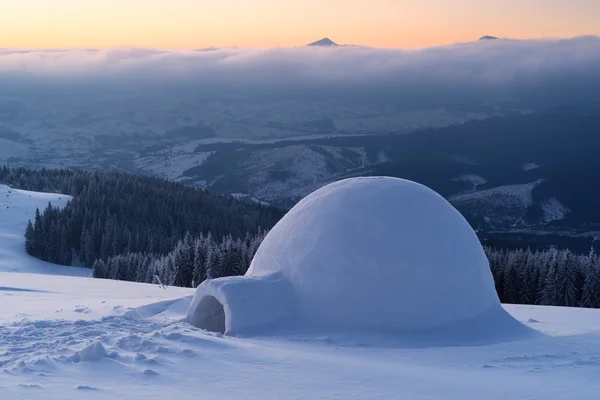 Schnee-Iglu in den Bergen — Stockfoto