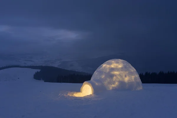 Igloo à neige en montagne — Photo