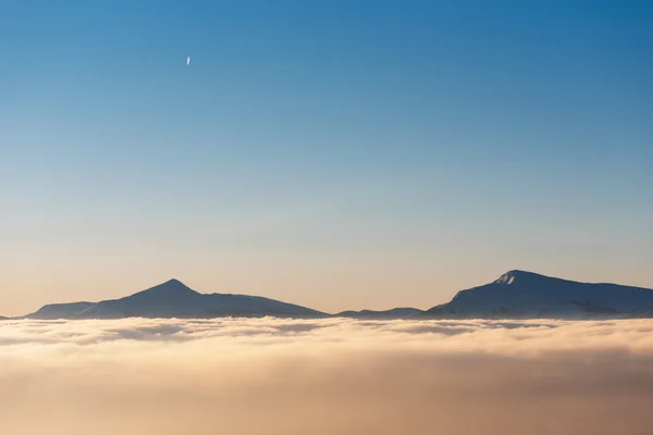 雲で山の頂 — ストック写真