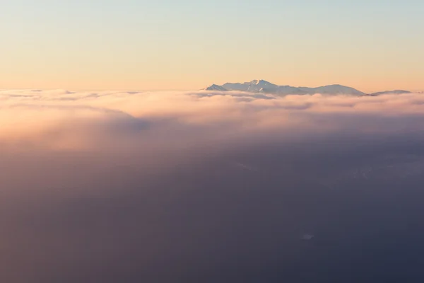 Picos de montanha em nuvens — Fotografia de Stock