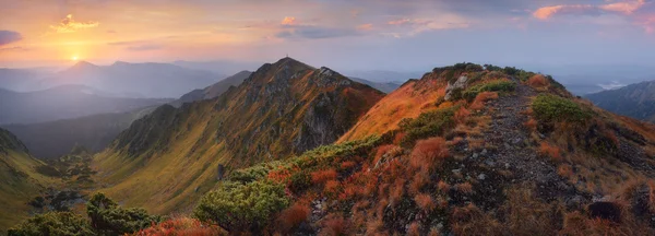 Panorama van de bergen bij dageraad — Stockfoto