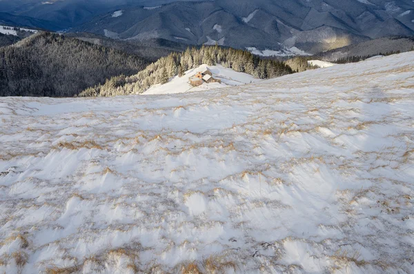 Pueblo de montaña en la nieve — Foto de Stock