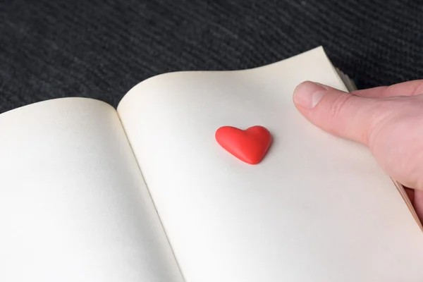 Symbol der Liebe auf Seite Buch — Stockfoto