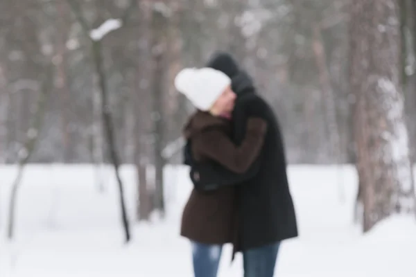 Gelukkige paar in omhelzing — Stockfoto