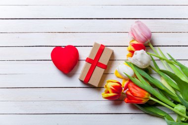 buket laleler ve hediye kutusu