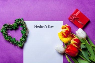Lale ve kağıt ile kelime anneler günü