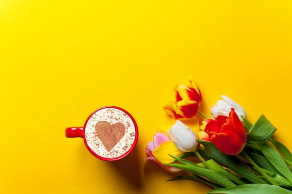 Bukett med tulpaner och cappuccino — Stockfoto