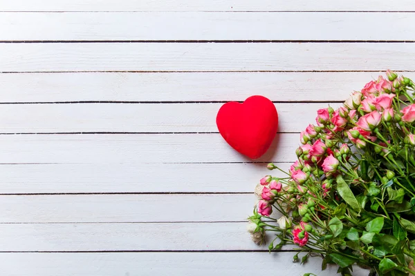 Belo buquê de rosas e forma de coração — Fotografia de Stock