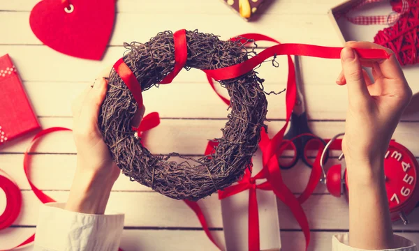 Female hands wrapping wreath — Stock Photo, Image