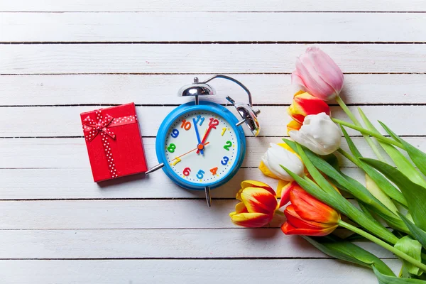 Bouquet de tulipes et horloge — Photo