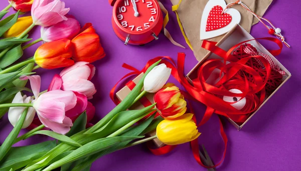 Flowers and gifts before wrapping — Stock Photo, Image