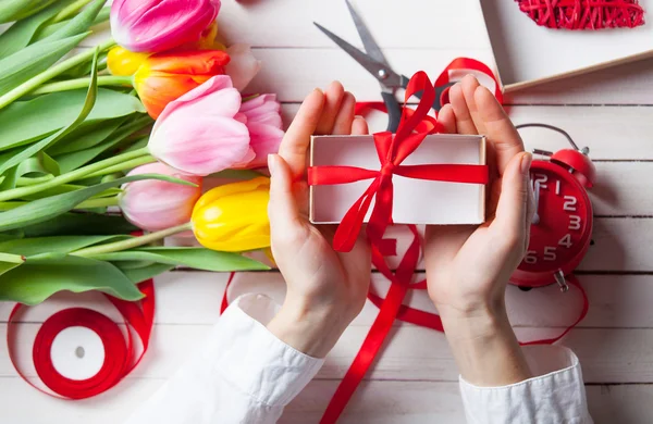 Le mani femminili stanno tenendo un regalo — Foto Stock