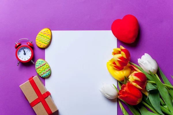 Tulipes et oeufs de Pâques avec papier — Photo