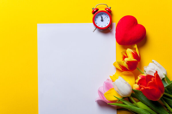 Прекрасный букет тюльпанов и бумаги
