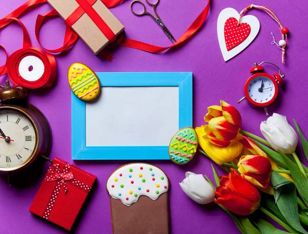 Biscuit de Pâques et cadeaux — Photo