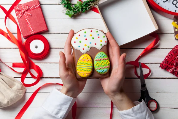 Kobiece ręce trzymają Wielkanoc cookie — Zdjęcie stockowe