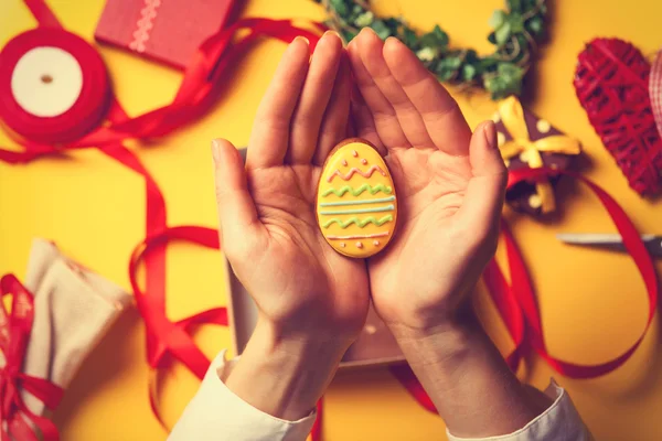 Γυναικεία χέρια κρατούν Πάσχα cookie — Φωτογραφία Αρχείου