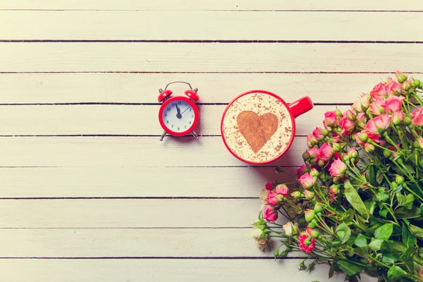 Kytice růží a cappuccino — Stock fotografie