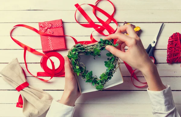 Les mains féminines tiennent cadeau — Photo