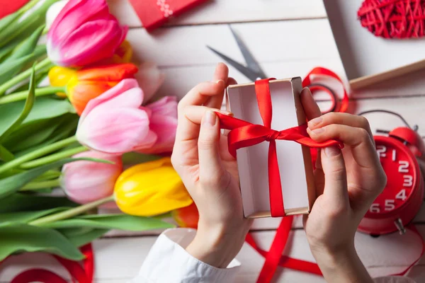 Les mains féminines tiennent un cadeau — Photo