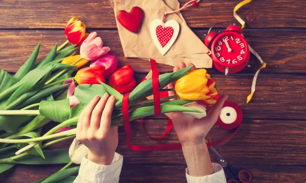 Female hands are holding a tulip flowers — Stock Photo, Image