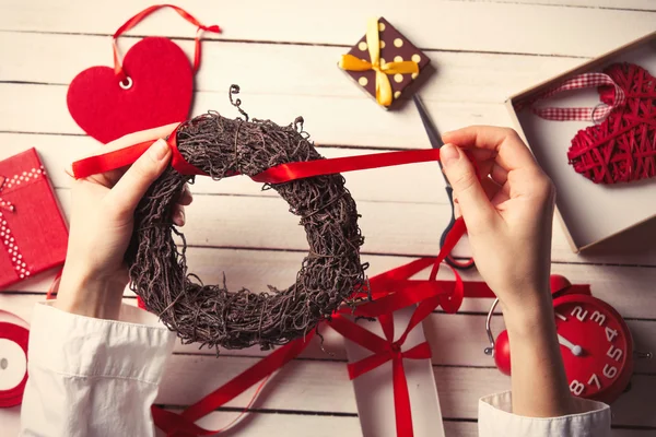 Female hands wrapping wreath — Stock Photo, Image