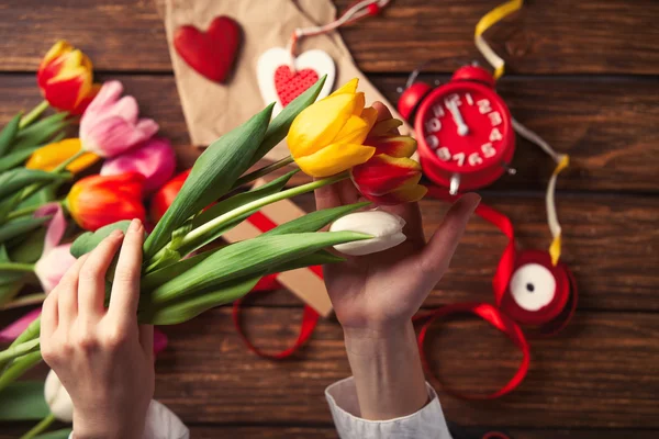 Le mani femminili stanno tenendo un tulipano fiori — Foto Stock