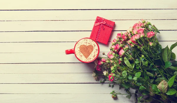 Bouquet of roses and cappuccino — Stock Photo, Image