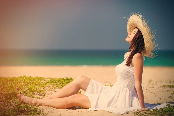 Woman near the ocean — Stock Photo, Image