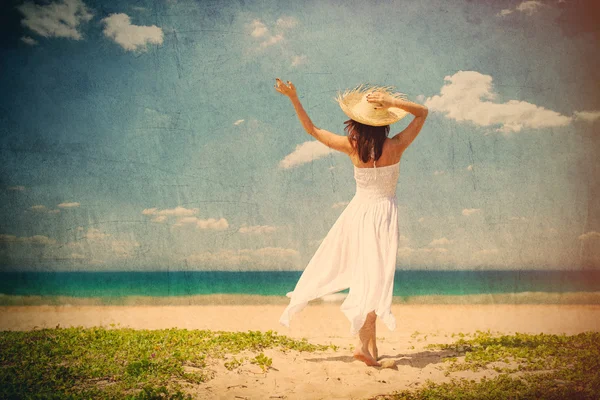 Woman near the ocean — Stock Photo, Image