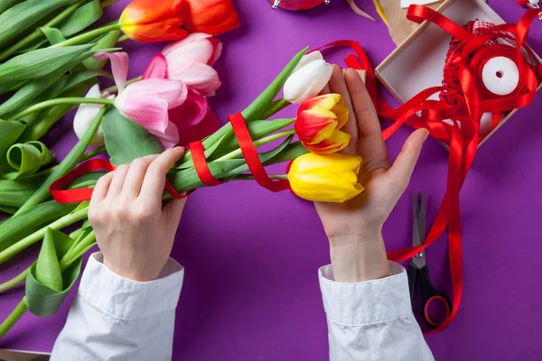 Le mani femminili stanno tenendo un tulipano fiori — Foto Stock