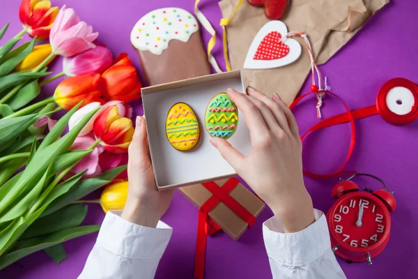 Hands are holding a gift box — Stock Photo, Image