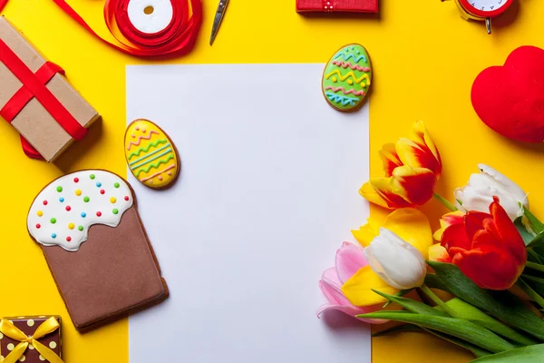 Easter eggs cookie and flowers — Stock Photo, Image