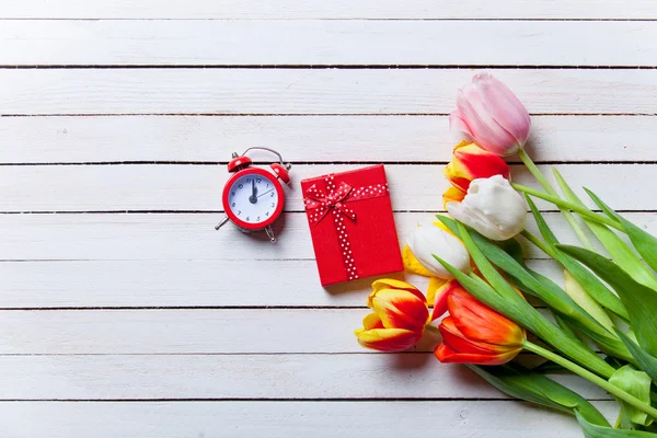 Bouquet di tulipani e orologio — Foto Stock
