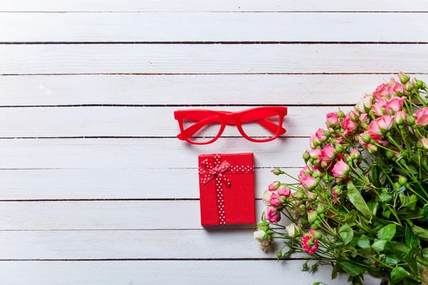 Vacker bukett av rosor och glasögon — Stockfoto