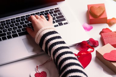 bir klavye dokunmadan el